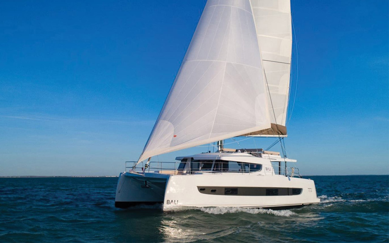 Louer un catamaran hors-saison pour une escapade idéale en Méditerranée