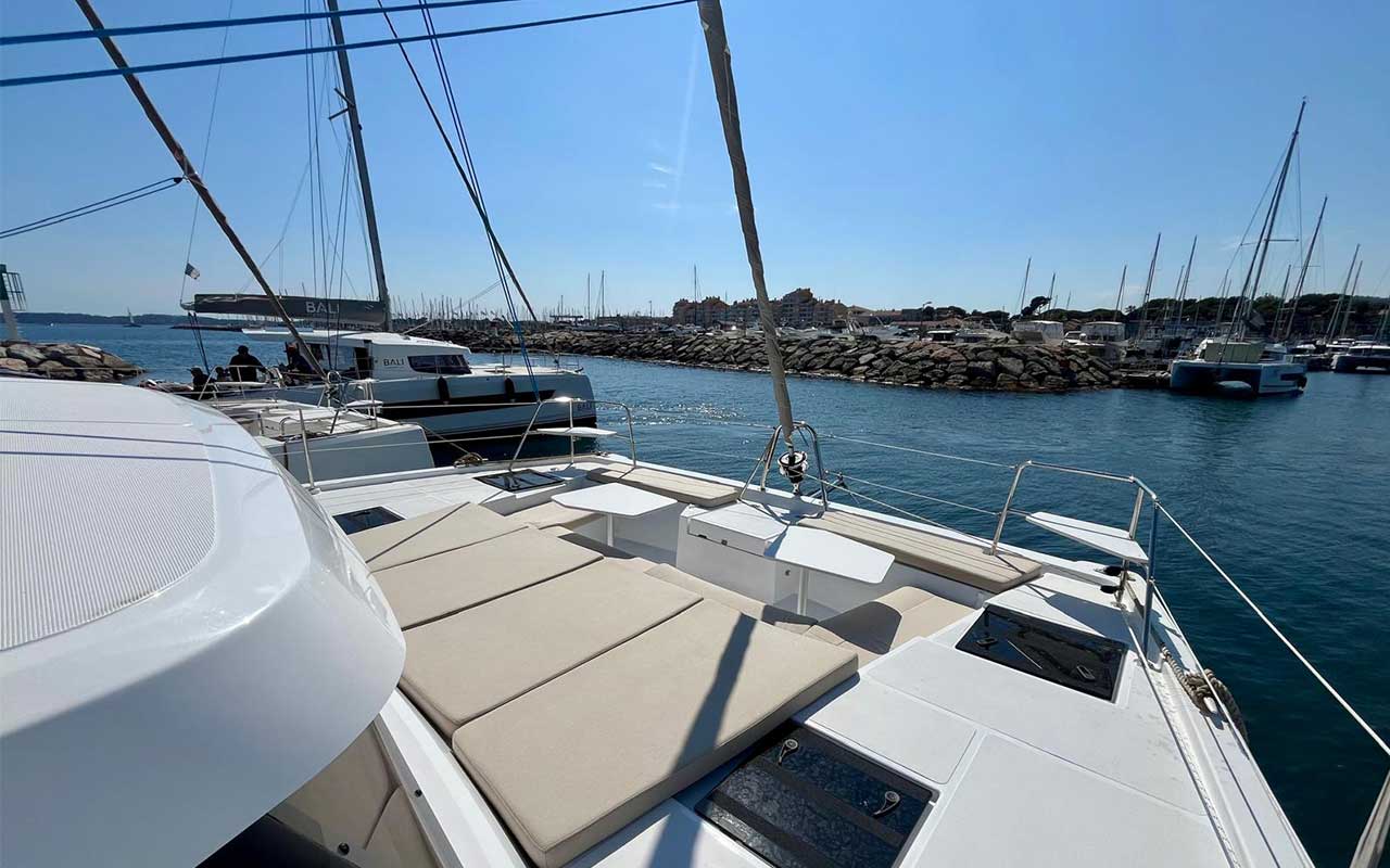 Maîtriser les manœuvres : le guide essentiel avant votre location de catamaran